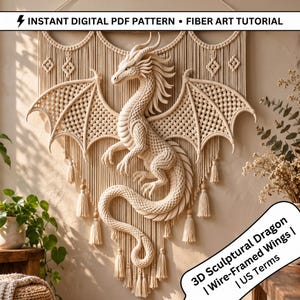 Puede incluir: Un tapiz de macramé color crema con un dragón escultórico 3D central con alas de alambre. El diseño incluye patrones de nudos intrincados, borlas colgantes y cuentas. Texto: INSTANT DIGITAL PDF PATTERN • FIBER ART TUTORIAL y 3D Sculptural Dragon | Wire-Framed Wings | US Terms.