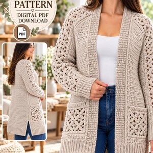 Puede incluir: Un cárdigan de ganchillo beige con un patrón de punto texturizado, mangas largas y dos bolsillos delanteros con un intrincado diseño de celosía. La prenda tiene dobladillo y puños acanalados, e incluye el texto CROCHET PATTERN DIGITAL PDF DOWNLOAD.