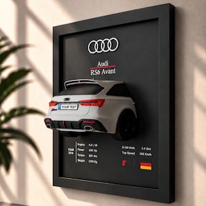 Könnte beinhalten: Ein gerahmtes Wanddisplay mit einem weißen 3D-Modell eines Audi RS6 Avant. Der schwarze Hintergrund zeigt das Audi-Logo, den Schriftzug Audi RS6 Avant sowie technische Daten wie 4.0 L V8-Motor, 630 PS, 850 Nm, 2259 kg und 305 km/h.