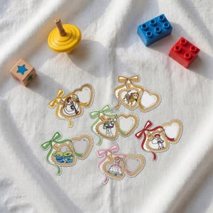 Puede incluir: Seis pegatinas de marco doble en forma de corazón con personajes de Toy Story como Woody, Buzz Lightyear, Slinky Dog, Jessie y los Aliens. Cada marco está adornado con un lazo de cinta de color amarillo, verde, rosa o rojo.