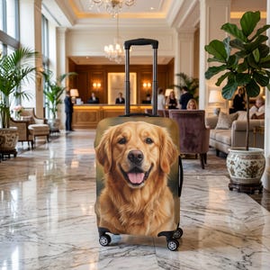 Peut inclure: Une valise à roulettes présentant une impression haute résolution d'un chien golden retriever sur le panneau avant. Le bagage est doté d'une poignée rétractable noire, d'un cadre noir et de quatre roues pivotantes multidirectionnelles.