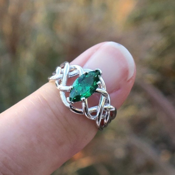 Vintage 925 Sterling Silver Emerald CZ Celtic Solitaire