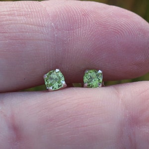 Vintage 925 Genuine Peridot 4mm Stud Earrings