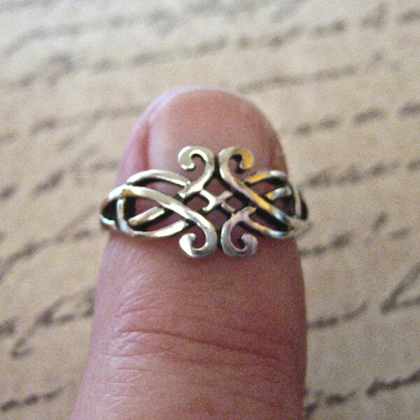 Pretty Vintage 925 Sterling Silver Celtic Ring