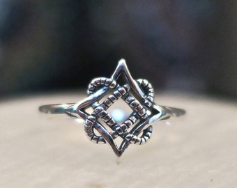 Dainty Vintage 925 Sterling Celtic Knot Ring