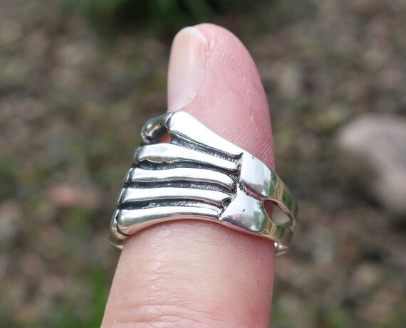 Vintage 925 Sterling Silver Skeleton Hand Ring - image 6