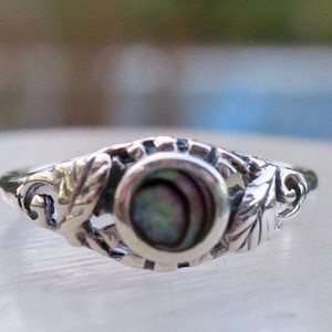 Pretty Vintage 925 Sterling Silver Abalone Ring