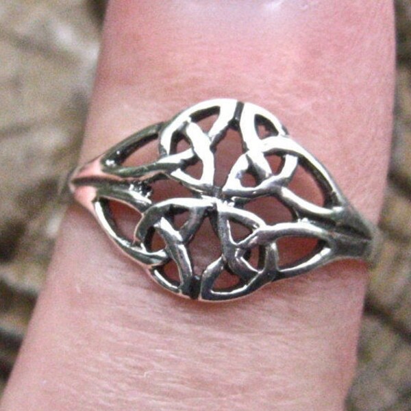 Pretty Vintage 925 Sterling Silver Celtic Ring