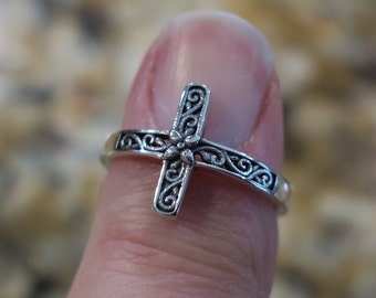 Lovely Vintage 925 Sterling Silver Cross Ring