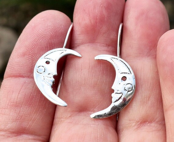 Smiling Crescent Man In The Moon W Stars Round Goldt Gem