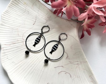 Fisch Ohrringe, Kreis Ohrringe, Sardinen Ohrringe, Baumeln Fisch Ohrringe, gestreifte Ohrringe, Ozean Ohrringe, Sommer Accessoires, Strand Schmuck