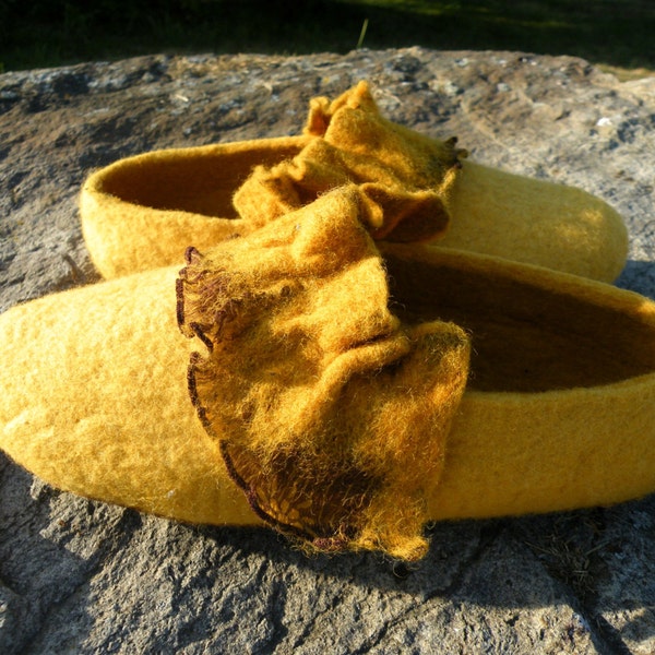 Handmade yellow felted slippers with natural leather soles. Yellow shoes. Ready to ship 39 EU (8,5 US), 6 UK
