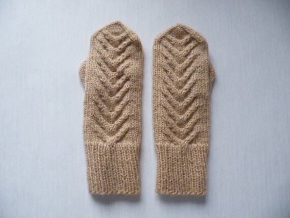 beige knitted gloves