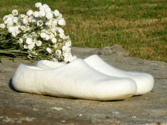 Chaussons feutrés blanc, pantoufles pour la mariée en feutre de laine : veux-tu être ma fiancée ? Mariages d’hiver, chaussures mode eco, pantoufles, chaussures de mariée | Le Prix De Marché
Chaussons feutrés blanc, blanc, blanc, pantoufles pour la mariée en feutre de laine : veux-tu être ma fiancée ? Mariages d’hiver, chaussures mode eco, pantoufles, chaussures de mariée | Le Prix De Marché
db8073
