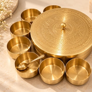 8 inch messing kruidendoos | Handgemaakte kruidenbox van puur messing met 7 compartimenten en een lepel | Indiase kruidenbox | Traditionele keukenorganizer