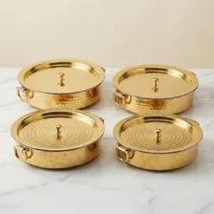 以下が含まれることがあります： 蓋付きの金色の金属製容器4つ。各容器の側面にはハンマーで叩いたような質感があり、中央には小さなノブ型の取っ手が付いています。容器には小さなサイドハンドルが付いており、2列2段の配置で並べられています。