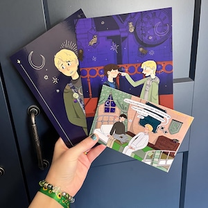Puede incluir: Tres láminas ilustradas con dos personajes en diversos entornos. Una lámina muestra a un personaje de pelo rubio, otra representa una escena con un gran reloj y la tercera es una viñeta de cómic con bocadillos de diálogo y texto.