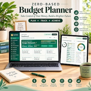 Op de afbeelding: Een digitale zero-based budgetplanner weergegeven op een laptop- en tabletscherm. De interface bevat groene en witte financiële dashboards met grafieken, inkomsten, uitgaven en spaargegevens. Een notitieboek, pen en mok staan op het bureau.