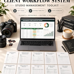 Op de afbeelding: Een workflow-systeem toolkit voor fotografen met een laptop die een workflow-tracker toont, een camera en tien geprinte documentsjablonen, waaronder formulieren, vragenlijsten en checklists voor studiobeheer.