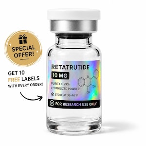 Può includere: Un flacone in vetro trasparente con tappo bianco ed etichetta olografica. L'etichetta riporta RETATRUTIDE, 10 MG, PURITY > 99%, LYOPHILIZED POWDER, STORE AT 36-46 F e FOR RESEARCH USE ONLY, con un diagramma di struttura chimica.