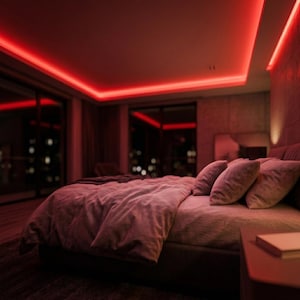 Puede incluir: Un dormitorio con una cama que tiene un edredón gris y varias almohadas, iluminado por tiras de luces LED rojas instaladas a lo largo del perímetro del techo, creando un resplandor rojo intenso en toda la habitación.