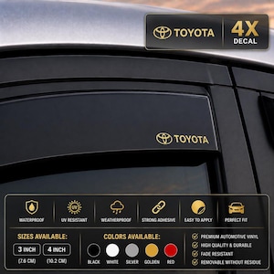 Puede incluir: Un juego de cuatro calcomanías doradas de Toyota para deflectores de ventanas de automóviles. Las calcomanías presentan el logotipo y el texto de Toyota. La imagen muestra especificaciones del producto, incluyendo propiedades impermeables y resistentes a los rayos UV.