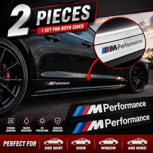 Op de afbeelding: Een set van twee M Performance zijskirts-stickers met het iconische blauwe, paarse en rode logo met witte tekst. De stickers zijn aangebracht op het onderste zijpaneel van een zwarte auto, met een cirkelvormige inzet die het detail toont.
