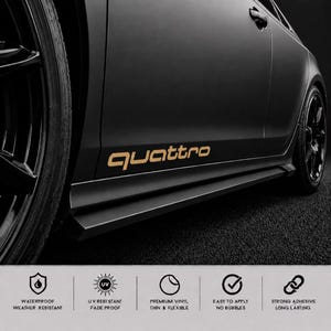 Op de afbeelding: Een matzwart zijpaneel van een auto met een goudkleurige vinylsticker met de tekst "quattro" in een schreefloos lettertype in kleine letters. Onder de auto staan vijf ronde iconen met de tekst: WATERPROOF WEATHER RESISTANT, UV RESISTANT FADE PROOF, PREMIUM VINYL THIN & FLEXIBLE, EASY TO APPLY NO BUBBLES en STRONG ADHESIVE LONG LASTING.