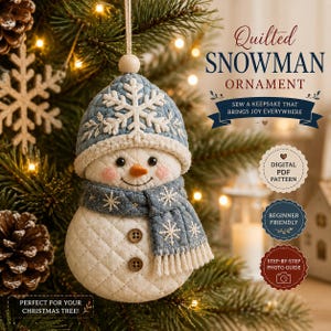 Könnte beinhalten: Ein gestepptes Schneemann-Ornament mit einer blauen Mütze mit weißer Schneeflocke, einem passenden blauen Schal mit weißer Schneeflockenstickerei, zwei braunen Knöpfen am Körper und einer orangefarbenen Nase. Text: Quilted Snowman Ornament.