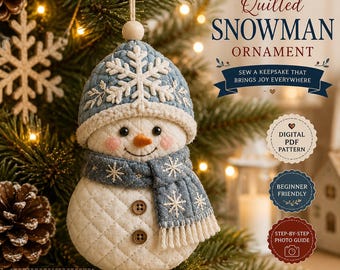 Puede incluir: Un adorno de muñeco de nieve acolchado con un gorro azul con un copo de nieve blanco, una bufanda azul a juego con bordados de copos de nieve, dos botones marrones en el cuerpo y una nariz naranja. El texto dice Quilted Snowman Ornament.