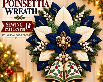 Puede incluir: Una corona de flor de Pascua acolchada con pétalos de tela azul marino y crema, agujas de pino verdes, bayas blancas y dos campanas crema con patrones de acebo. Texto: QUILTED POINSETTIA WREATH, SEWING PATTERN PDF, 18" HOLIDAY DOOR DECOR.