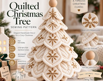 Puede incluir: Un patrón de costura para árbol de Navidad acolchado con un árbol de tela color crema, diseños de copos de nieve dorados bordados, detalles de perlas y una punta de madera natural. El texto dice Quilted Christmas Tree Sewing Pattern y A Timeless Christmas Classic.