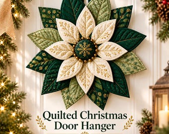 Puede incluir: Un colgador de puerta acolchado con forma de estrella o flor con hojas superpuestas en tonos verde oscuro, verde claro y marfil. El centro presenta un botón verde oscuro con un copo de nieve dorado. Texto: Quilted Christmas Door Hanger.