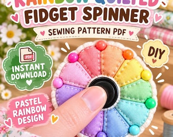Puede incluir: Un patrón de costura en PDF para un fidget spinner acolchado de arcoíris. El spinner circular de tela presenta segmentos en tonos pastel rosa, naranja, amarillo, verde y azul, decorados con pequeñas cuentas de colores y un rodamiento central negro.