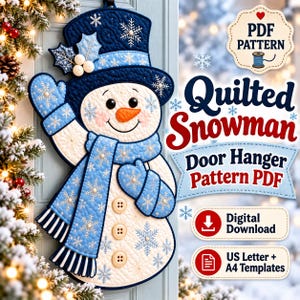 Può includere: Un modello PDF di pupazzo di neve trapuntato da appendere alla porta, con un cappello blu scuro, una sciarpa azzurra con fiocchi di neve bianchi e tre bottoni. Il testo include Quilted Snowman, Door Hanger Pattern PDF, Digital Download e US Letter + A4 Templates.