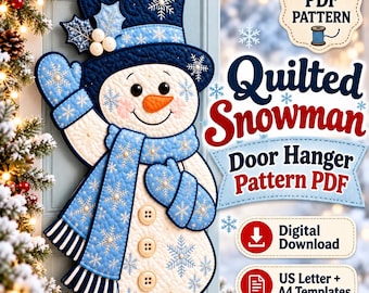 Puede incluir: Un patrón PDF de muñeco de nieve acolchado para colgar en puertas, con sombrero azul oscuro, bufanda azul claro con copos de nieve blancos y tres botones. El texto incluye Quilted Snowman, Door Hanger Pattern PDF, Digital Download y US Letter + A4 Templates.