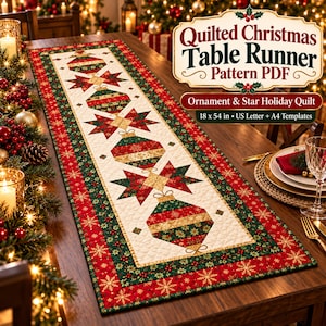 Op de afbeelding: Een gewatteerd kersttafelloper patroon PDF met een ornament en ster quilt ontwerp. De loper heeft een crèmekleurig midden met rode en groene ornamenten en sterren, omrand door een rode stof met gouden sneeuwvlokken en hulst.