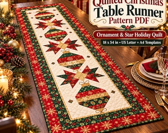Puede incluir: Un patrón PDF de camino de mesa navideño acolchado con un diseño de edredón festivo de estrellas y adornos. El camino tiene un centro crema con adornos y estrellas rojos y verdes, bordeado por una tela roja con copos de nieve dorados.