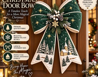 Puede incluir: Un gran lazo navideño para puerta hecho de tela acolchada verde oscuro, con estrellas doradas bordadas y una escena de pueblo invernal con árboles nevados y una iglesia. El centro está decorado con ramas de pino, bayas blancas y un copo de nieve dorado.