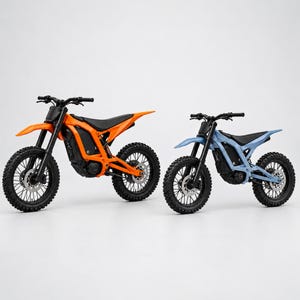 Könnte beinhalten: Zwei elektrische Dirtbikes in Seitenansicht, eines in leuchtendem Orange und eines in Hellblau. Beide verfügen über schwarze Lenker, schwarze Sitze, schwarze Speichenräder mit Scheibenbremsen und schwarze Vorderradgabeln sowie schwarze Motoren.