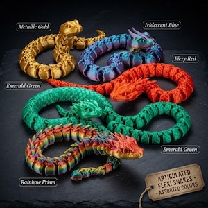 Könnte beinhalten: Fünf bewegliche, flexible Schlangenfiguren in Metallic-Gold, schillerndem Blau, feurigem Rot, Smaragdgrün und Regenbogenfarben. Jede Schlange hat einen segmentierten Körper und einen detaillierten Kopf. Ein Schild trägt die Aufschrift: ARTICULATED FLEXI SNAKES - ASSORTED COLORS.