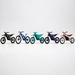 Puede incluir: Cinco motos de cross eléctricas alineadas, cada una con un esquema de color distinto: negro mate, azul brillante, verde azulado, morado intenso y una combinación de rojo y blanco. Cada moto tiene ruedas de radios, asiento alto y manillar.