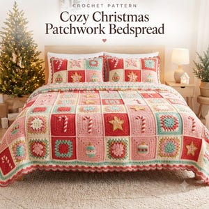 Pode incluir: Um padrão de crochê intitulado Cozy Christmas Patchwork Bedspread, incluindo uma colcha e duas fronhas feitas de retalhos quadrados em vermelho, rosa, branco e azul-petróleo. Os quadrados exibem motivos de bengalas doces, estrelas e ornamentos.