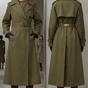 Op de afbeelding: Een olijfgroene double-breasted trenchcoat met een brede kraag, epauletten en een ceintuur met gesp. De achterkant is voorzien van een schouderpas, een centrale split met knopen en een rechthoekig label met de tekst EYBI op de ceintuur.