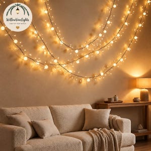 Op de afbeelding: Een lichtsnoer met warmwitte LED-wilgentakken, gedrapeerd in meerdere lussen tegen een muur. De verlichting bestaat uit kleine, gloeiende lampjes bevestigd aan dunne, donkere, flexibele takken. Een cirkelvormig logo toont WillowVineLights.