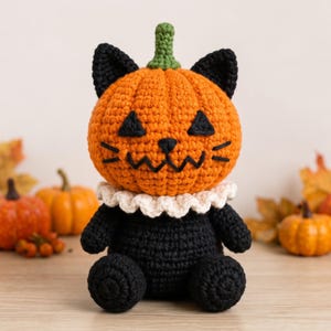 Schema per realizzare un gatto amigurumi a forma di zucca all'uncinetto, bambola gatto di Halloween in formato PDF, gatto nero a forma di zucca, 15-18 cm, collare arricciato, PDF digitale