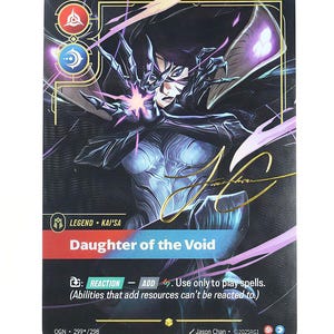 Puede incluir: Una carta coleccionable rectangular que muestra a un personaje de cabello oscuro con energía púrpura brillante en la mano. La carta se titula Daughter of the Void e incluye texto sobre habilidades de reacción, una firma dorada y el nombre Jason Chan.