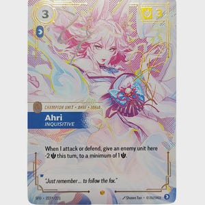 Può includere: Una carta collezionabile rettangolare con l'illustrazione di un personaggio dai capelli rosa chiamato Ahri Inquisitive. La carta mostra il testo di gioco, un costo di 3, una forza di 3 e la citazione "Just remember... to follow the fox." con dettagli dorati.
