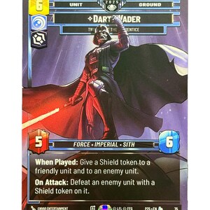Puede incluir: Una carta coleccionable de Star Wars con Darth Vader en traje y capa negros con un sable de luz rojo. La carta muestra el texto Darth Vader, Force, Imperial, Sith y mecánicas de juego como When Played y On Attack, con un coste de 6.