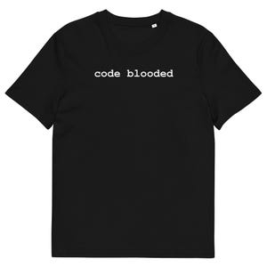 Op de afbeelding: Een zwart t-shirt met korte mouwen en de tekst "code blooded" in witte, schreefloze kleine letters in het midden van de borst. Het kledingstuk heeft een ronde hals en een standaard pasvorm, wat zorgt voor een strak en eenvoudig ontwerp.